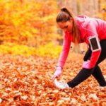 žena športuje v prírode na jeseň