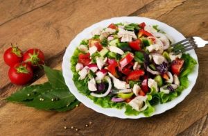 recept na zeleninový šalát s kuracím mäsom na tanieri