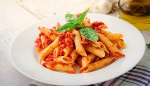Talianske celozrnné cestoviny Penne s tuniakom a bazalkou
