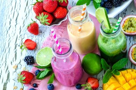 ovoce a smoothie v pohárech - zelené, jahodovo-černicové a ananasové smoothie