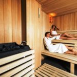 zeny relaxuju v saune