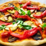 Vegetarianska pizza s korenim, paradajkami, cuketou